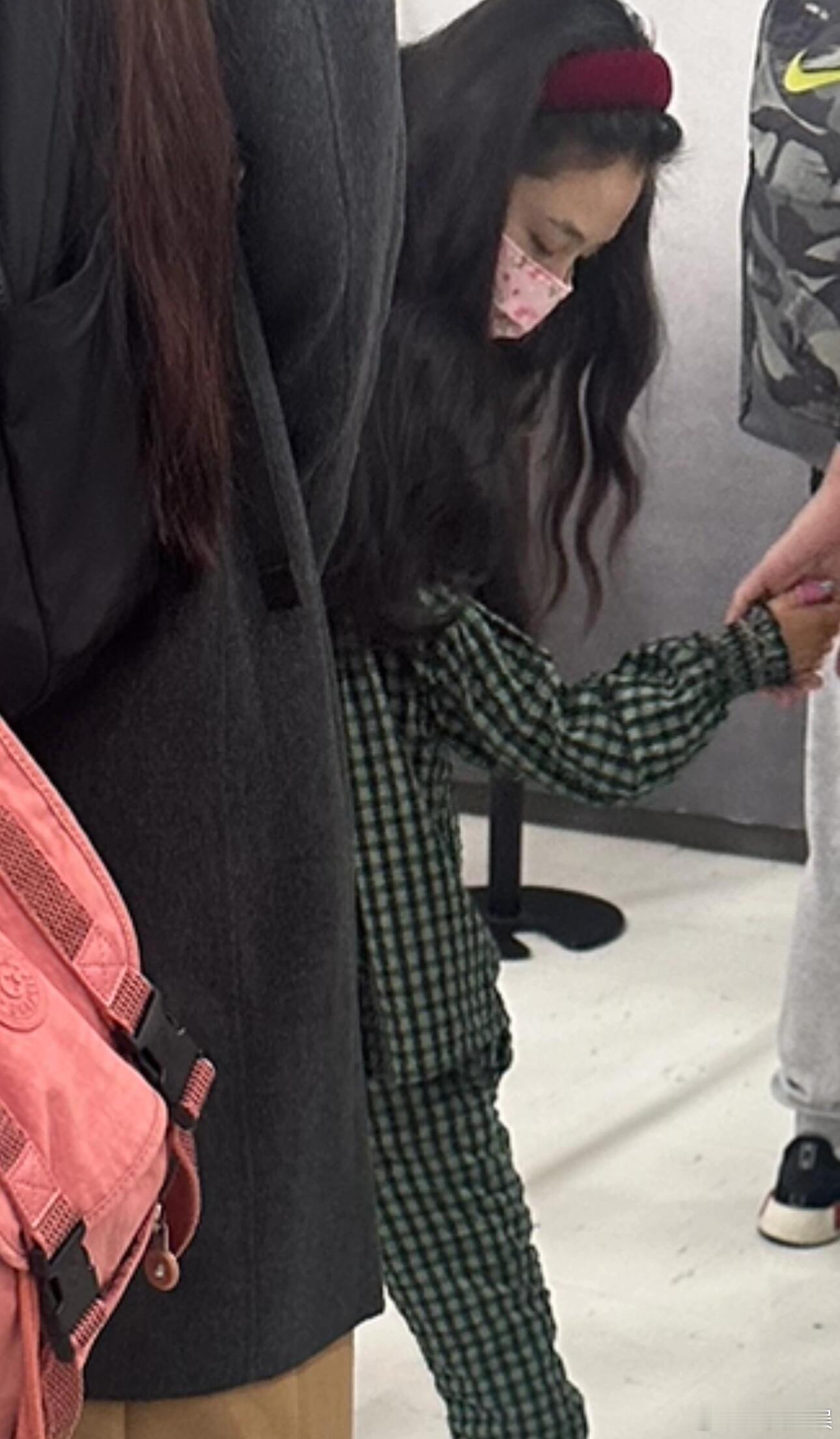 吴倩带女儿出行  偶遇吴倩带女儿出行 吴倩带女儿出行被偶遇 