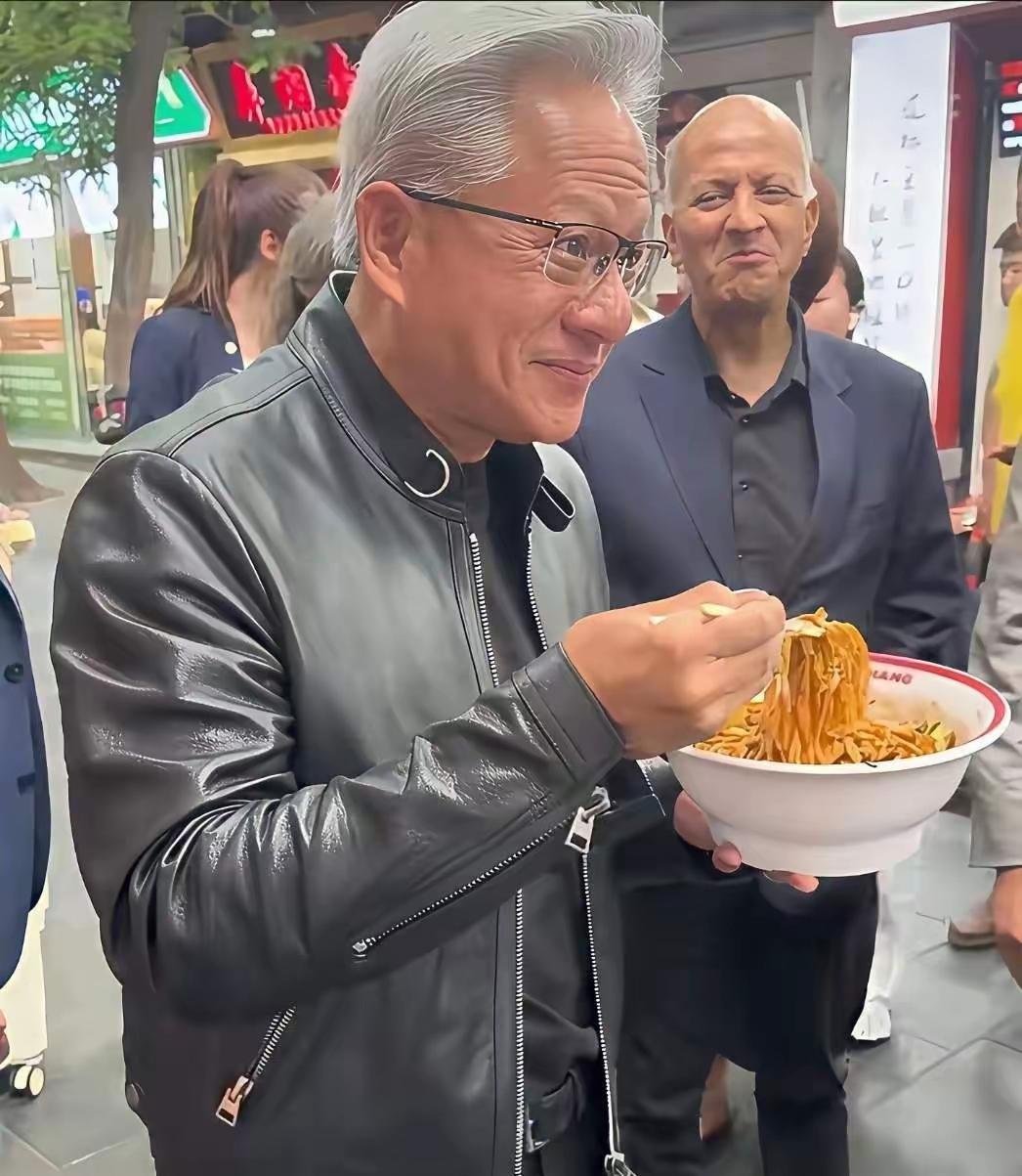 模仿黄仁勋吃饭结果成了东施效颦的笑话。
“娟儿”虽然从吃面条的一举一动都模仿的十