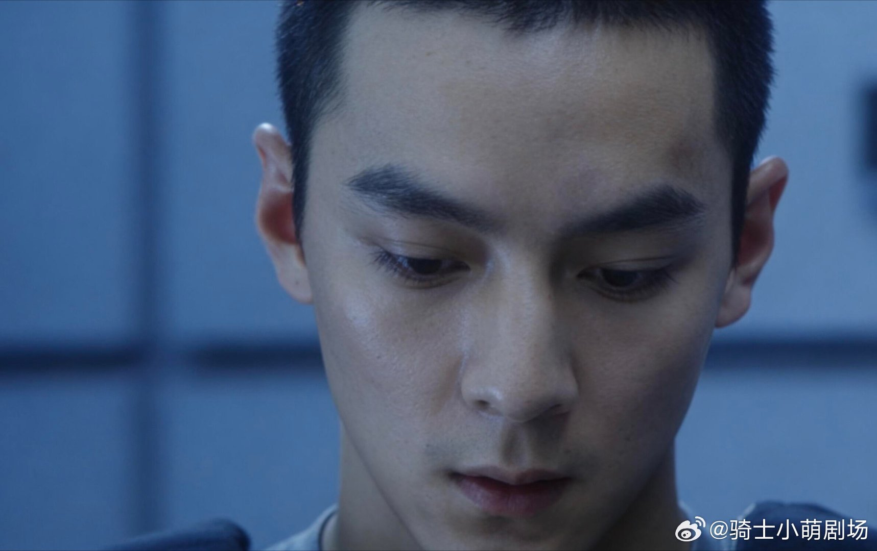 吴彦祖也逃不过早起带娃吴彦祖五六点就起床带娃 为了女儿早起奔波，昔日男神也端起咖