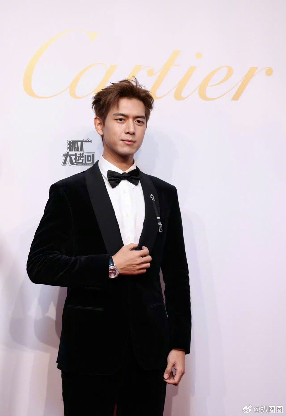 出席同场活动的李现、白敬亭～ ​​​