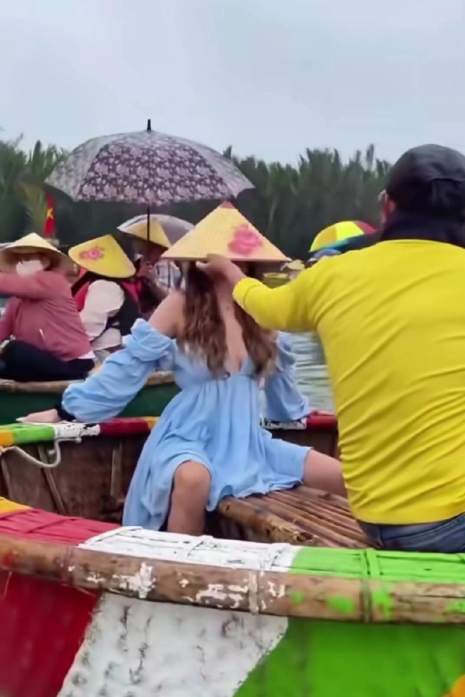 美女确定要穿这样坐篮子船吗？好担心裙子被甩掉哦，越南特色篮子船，翻船的也不少
师