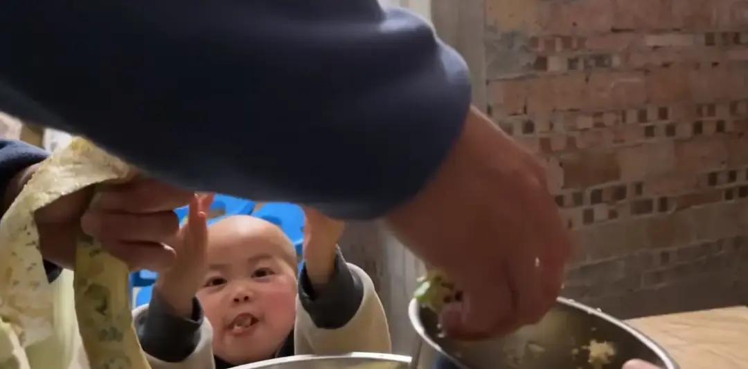 果福在抖音发了个视频，说自家七层红砖别墅装了七个厕所，结果评论区全在问“上厕所迷