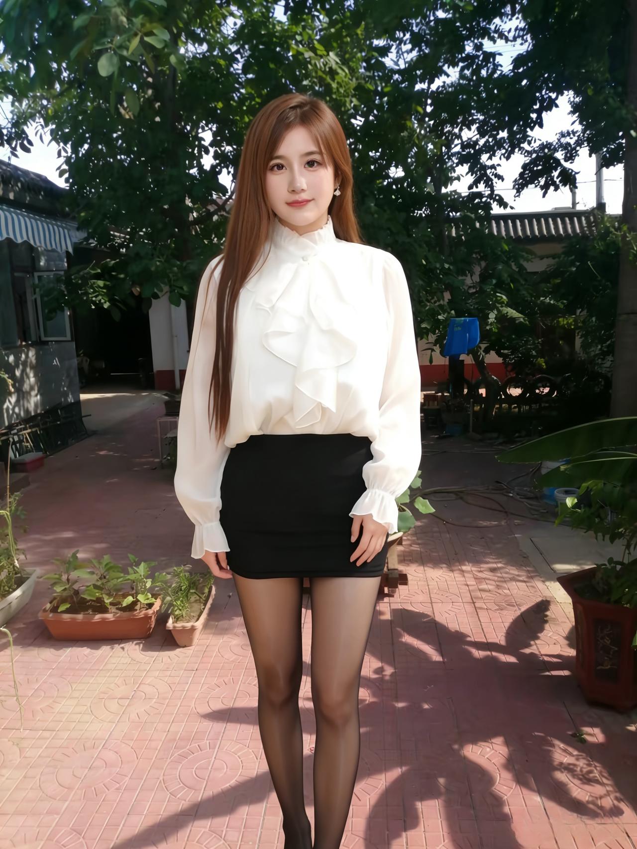 庭树凝清露，罗衣映素光。
风牵裙角软，影落石阶凉。