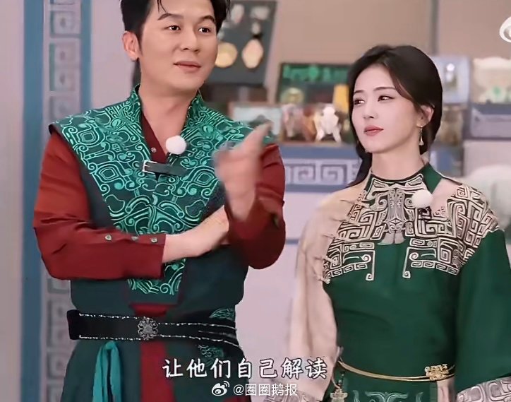 李晨头偏向白鹿手指了一下导演的方向李晨手指了一下导演的方向李晨手指了一下导演的方