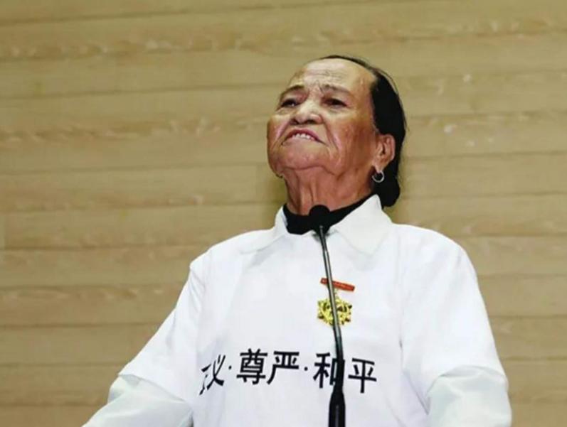 1944年，日军将光着身子的慰安妇万爱花扔到河边，一条饿犬张开血盆大口扑向她，万