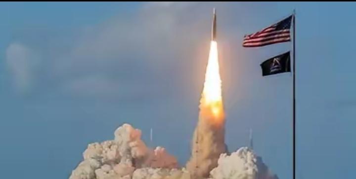 ---据国家报报道，奥赖恩号飞船在驶向月球的30小时后，四名乘员竟在太空中公开承