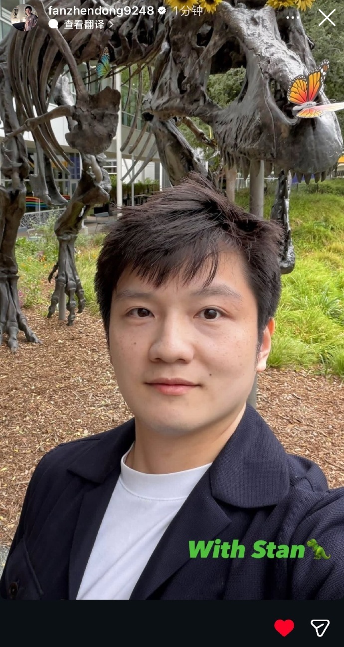 小猪到一个地方参观，就会找最有名的打卡地打卡然后给我们寄明信片樊振东