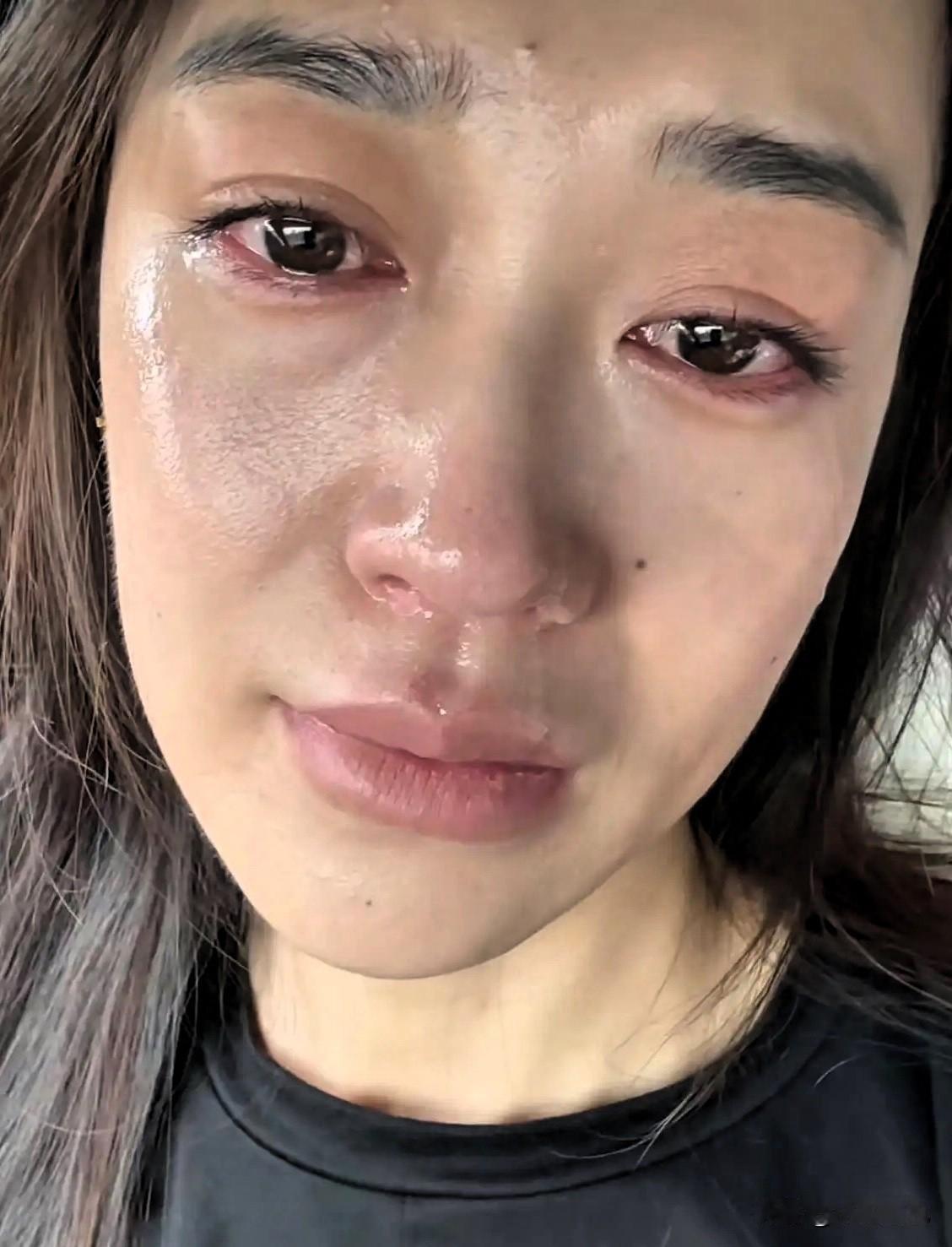 浙江金华龙潭大峡谷，38岁妈妈给女儿拍照时脚底打滑，从20米高悬崖坠入深潭。7层