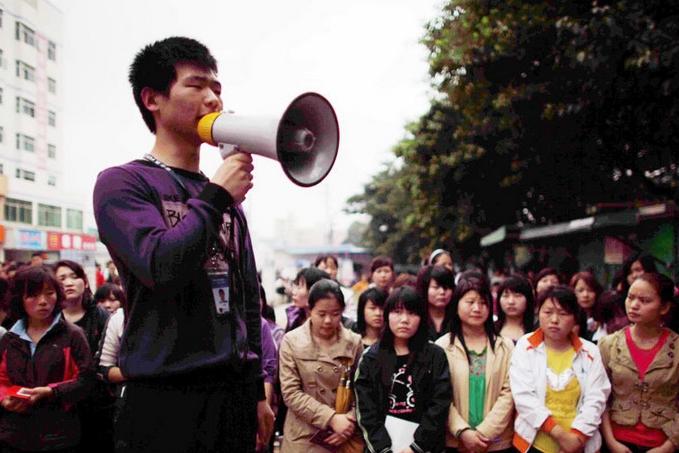 46天挥汗如雨，到手只有1500块：19岁大学生小李这顿“火锅”，吃得实在糟心。