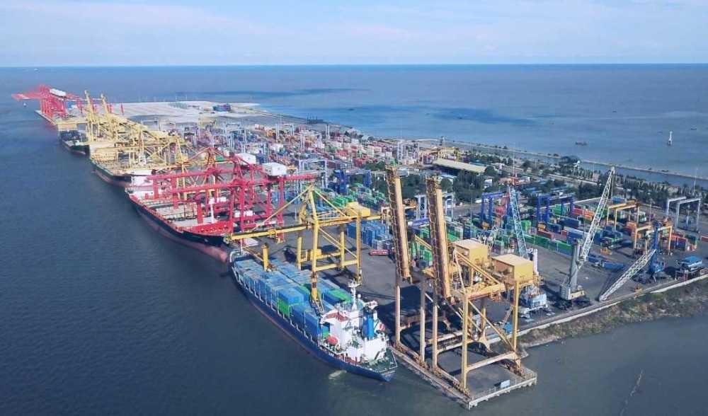 新加坡的焦虑来了。新加坡一向认为自己坐稳了东南亚的经济头把交椅，哪知道这海南的洋