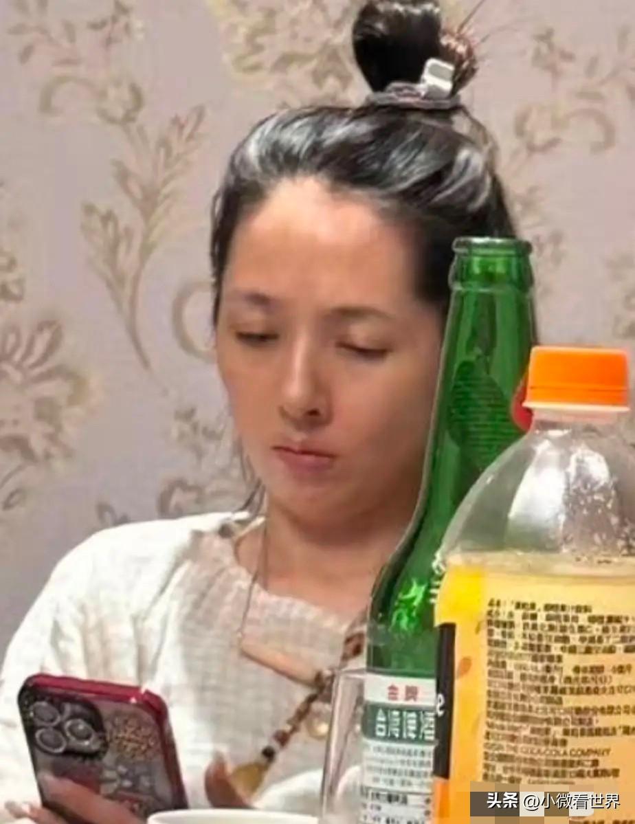 向佐再次去台北看望老婆和岳父，42岁的郭碧婷没有化妆坐在爸爸身边，当天她素颜脸色