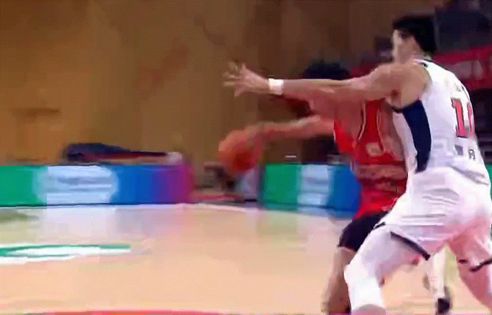 焦泊乔还是很爱跳，被徐昕强打了一个，一眨眼大焦就3犯了啊，被杜导换下去休息调整下