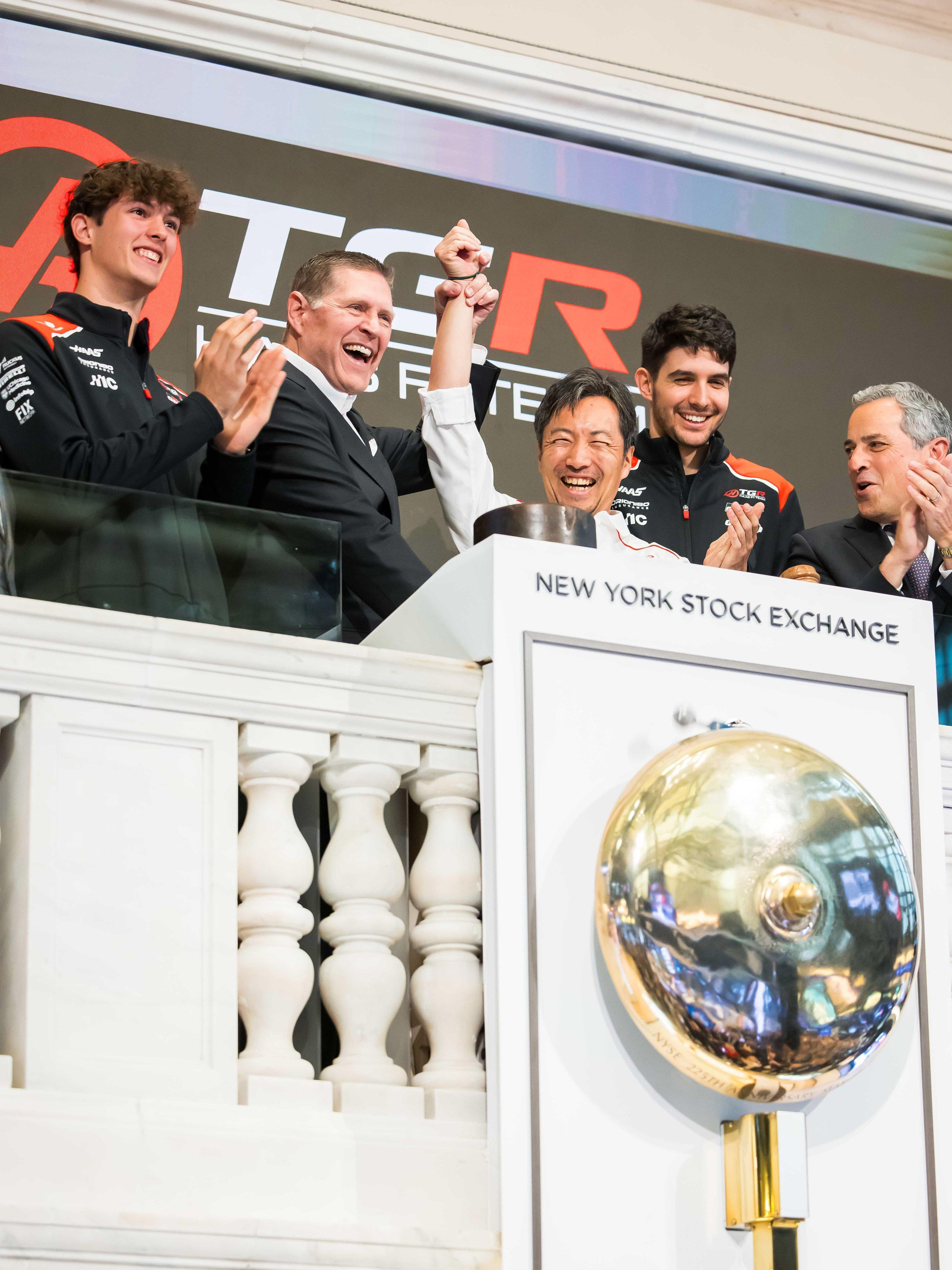 F1迈阿密大奖赛前夕，哈斯车队一众要员去了纽交所体验了一把敲开市钟~至于这波操作