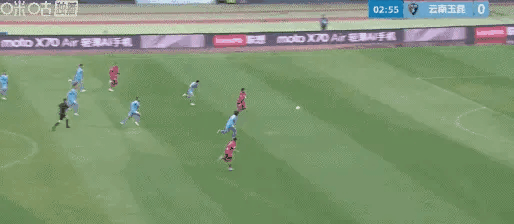 河南队的外援前锋姆布拉20分钟浪费三个单刀球。
3月15日中超联赛第二轮河南队主