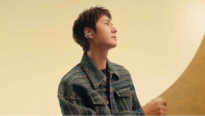 #想和王一博一起漫步#王一博也是出息了，漫步者28年了，第一次采用代言人，就选上