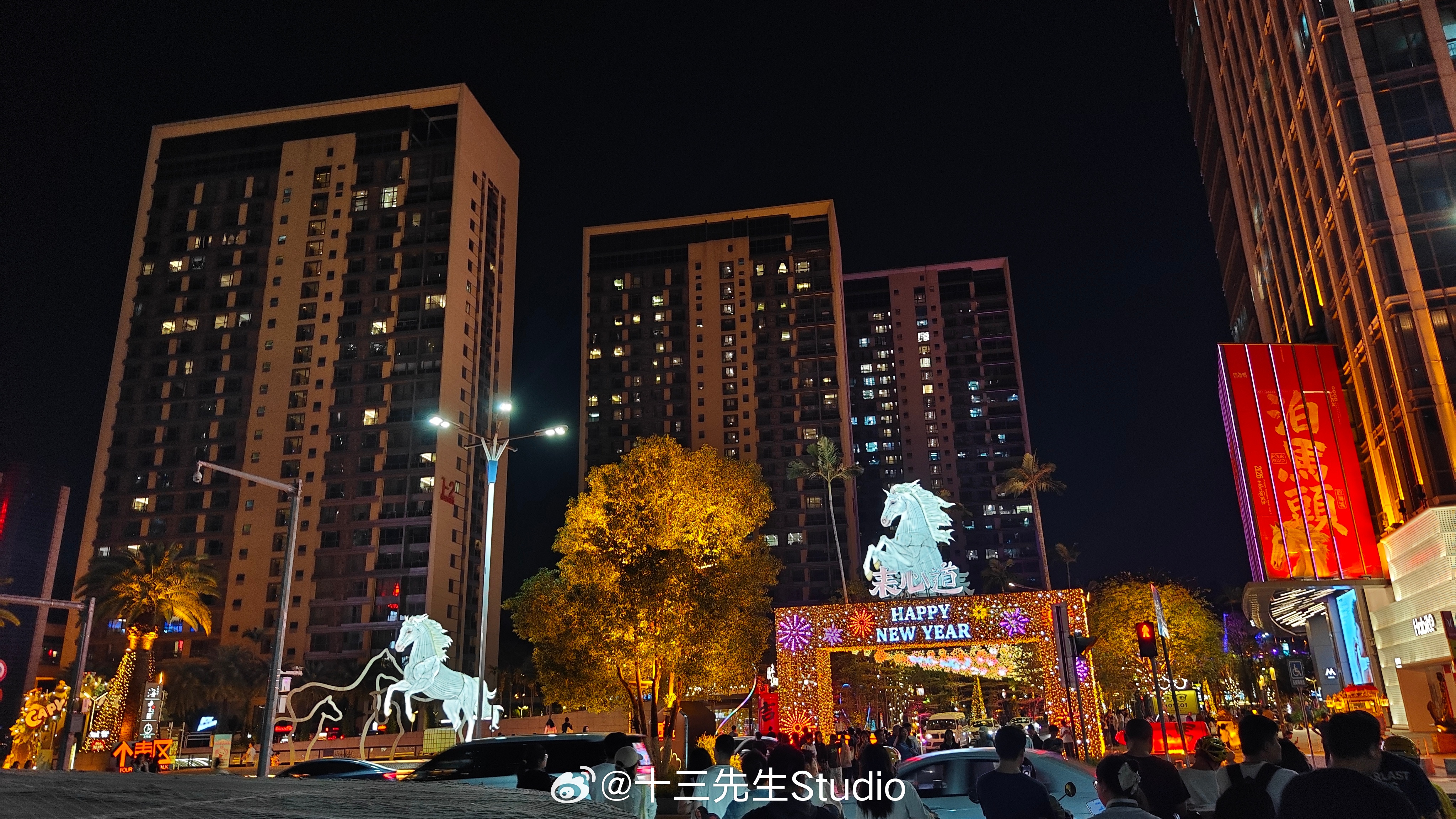 大番薯国还是太厉害了，商场的广告牌上居然顶了一台保时捷914真车这也可以的吗..