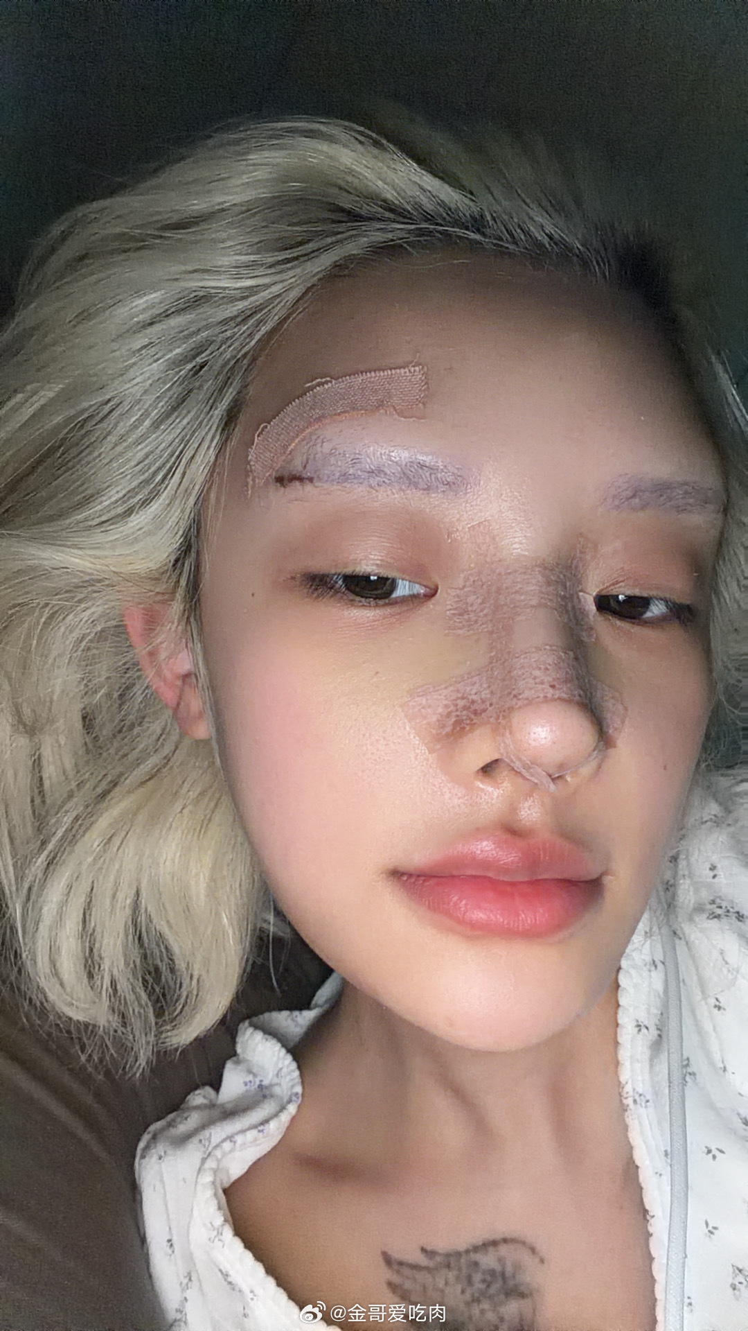 这个贴纸把我的鼻子外面弄得好痒啊 痒死我了。。。能不能不贴了 ​​​