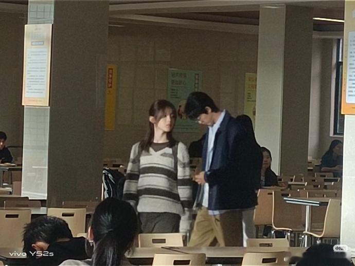 校园拍摄引发关注，杨超越董思成在中山大学食堂投入工作，近距离呈现让拍摄场景更具亲