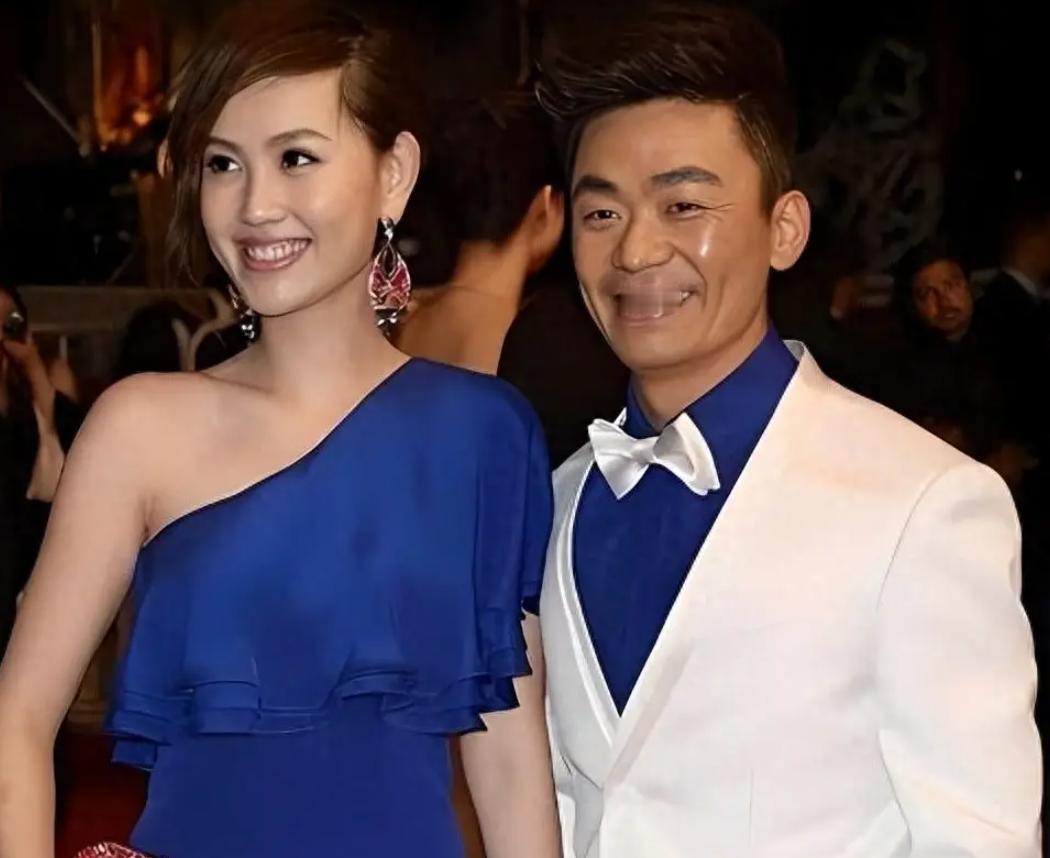 从画面里看，马蓉的排斥感其实已经相当明显了，可当时的王宝强似乎完全没有察觉，反而