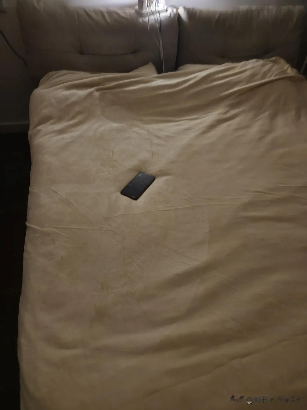 暖气太贵，空调用不起，
讲实惠还是这个，
冬日离不了牛奶绒四件套。