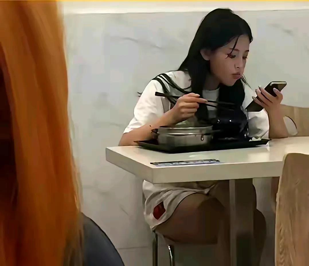 杨超越的逆袭之路，是一段从农村女孩到耀眼明星的非凡历程。她1998年出生于江苏省