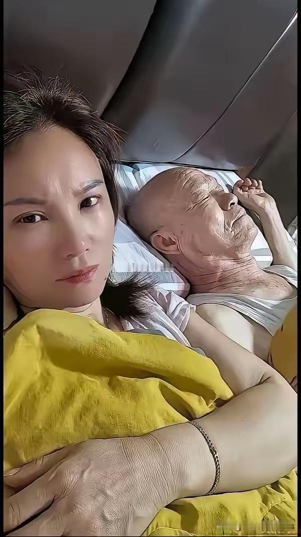 看不懂了，应该是跟老伴儿在休息吧，怎么看着像是父女呢。老头看着很苍老的样子，反而