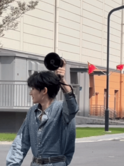 余宇涵首次音综爆改喇叭主理人余宇涵首档音综上班路透超有趣！开口“来喽来喽~小余来