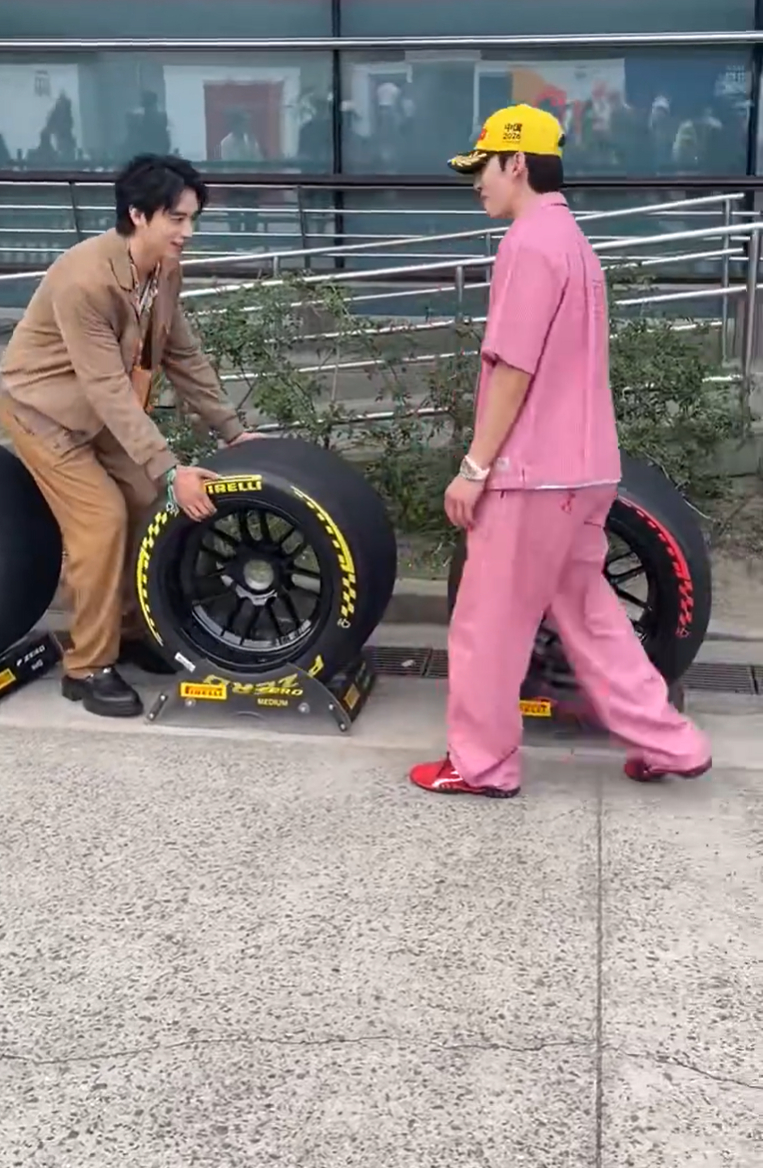 许魏洲林孝埈F1同框 哇哦！许魏洲和林孝埈在F1同框，一个是多栖发展的艺人，一个