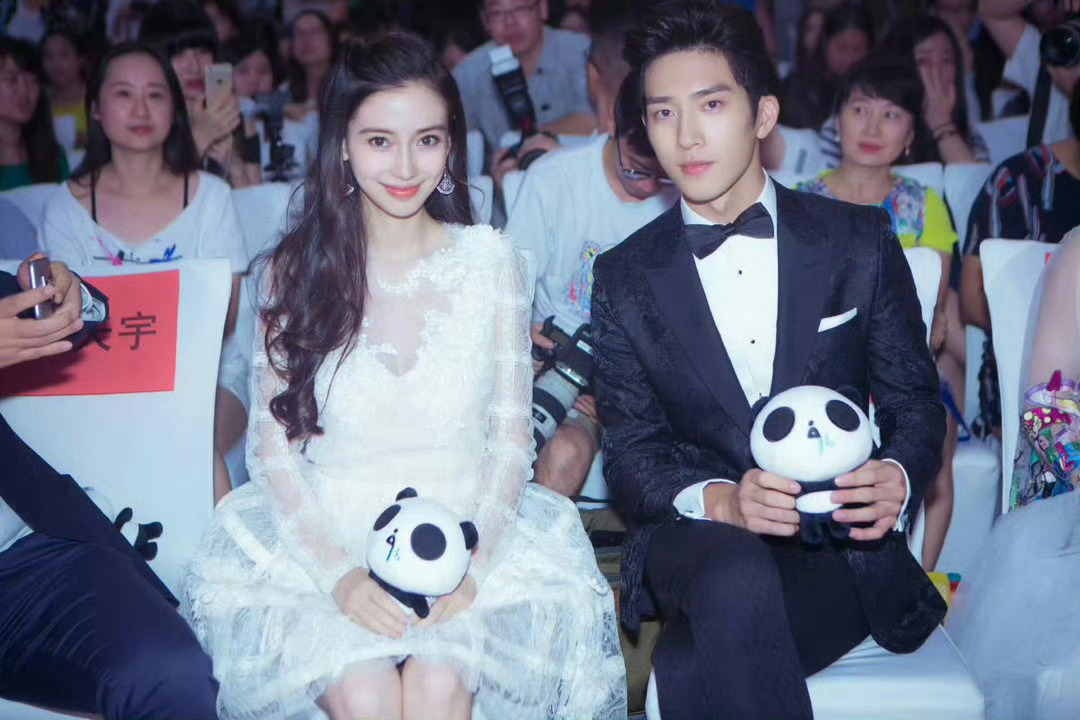 baby结婚现场的鲜花是井柏然提供的这是假的哦，但祝两位友谊长存～ ​​​