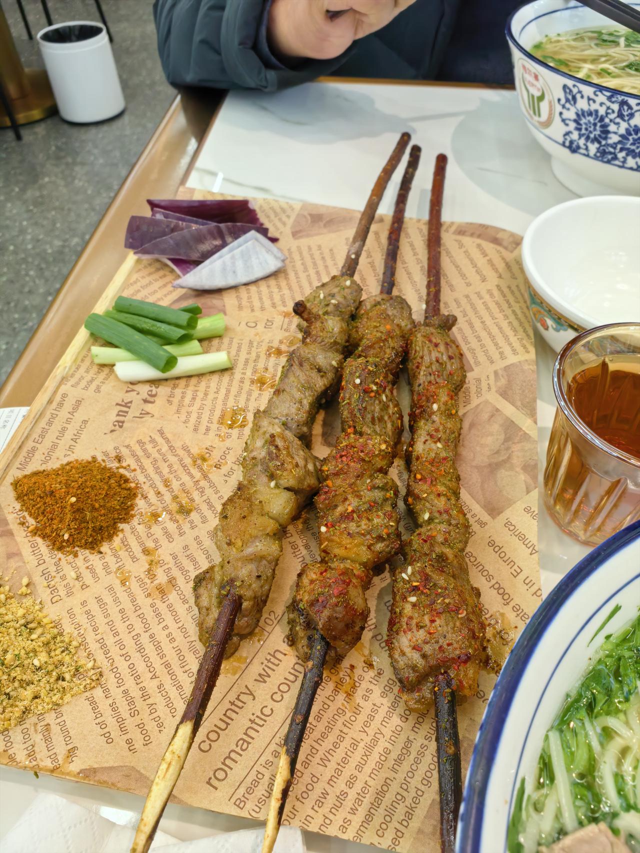 今天中午和我的亲哥去他家门口，吃了一碗兰州牛肉拉面！四个羊肉串！一个羊肉串18元