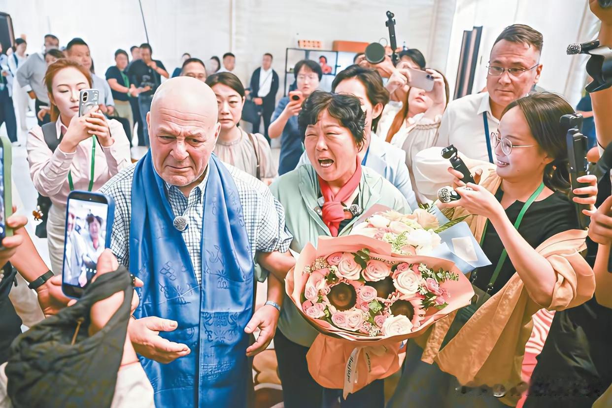 这才是默默无闻的人民英雄

这几天，关于美国退休教师来华与27年前用捐赠的500