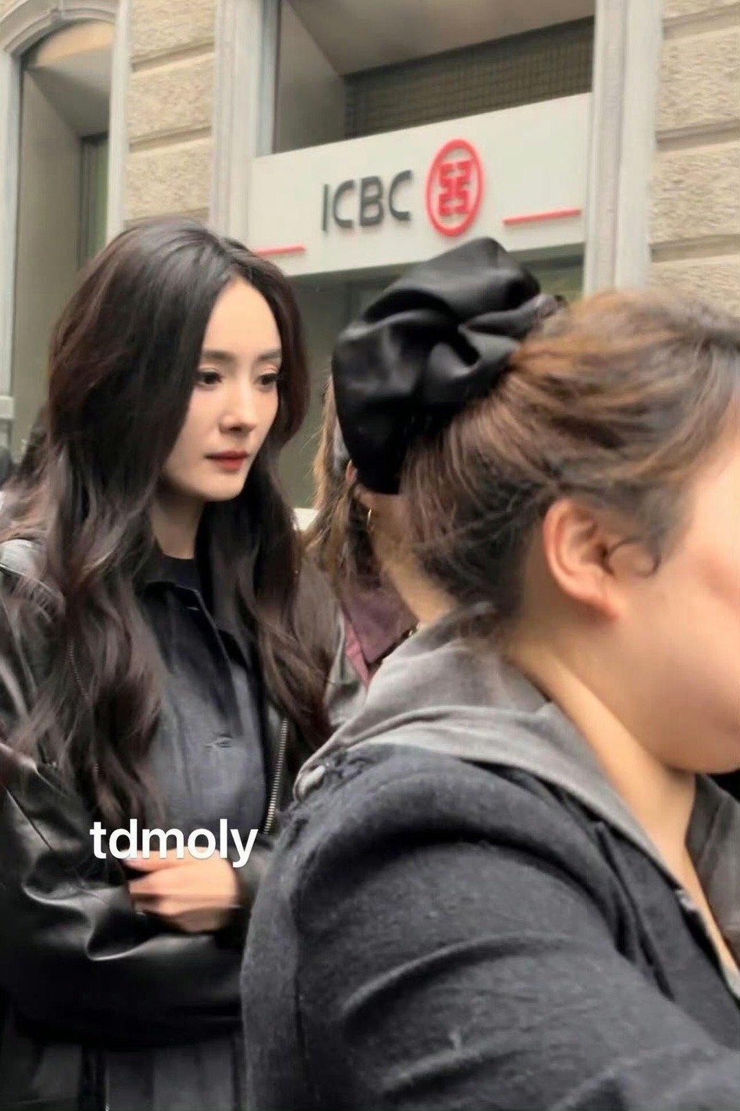 米兰偶遇杨幂逛店杨幂米兰探店路透，好多人啊，生图状态太顶了 