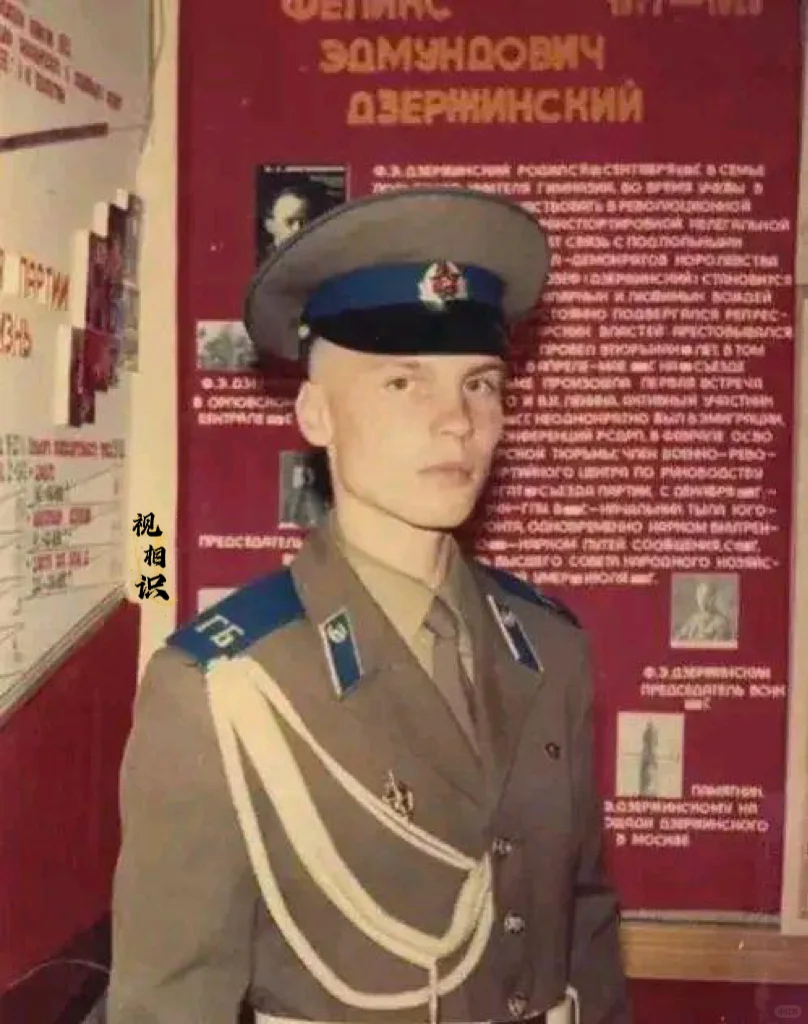 80年代，苏联一名克格勃特工的老照片，这位特工非常年轻，目光炯炯有神，身着整齐的...