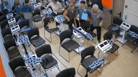 老人免费领取鸡蛋陷阱，

给大爷大妈们提个醒，大爷大妈你们天天来这个地方听课，领