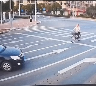 这位骑车想“碰瓷”讹人的大妈。
她的演技真的不行啊！
她这浮夸的动作，人还没有骑