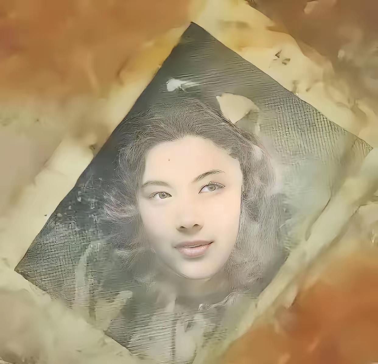 2016年，韩国送回一批烈士遗骸。其中一个骨灰盒里有个小铜镜，打开发现夹着张旧照