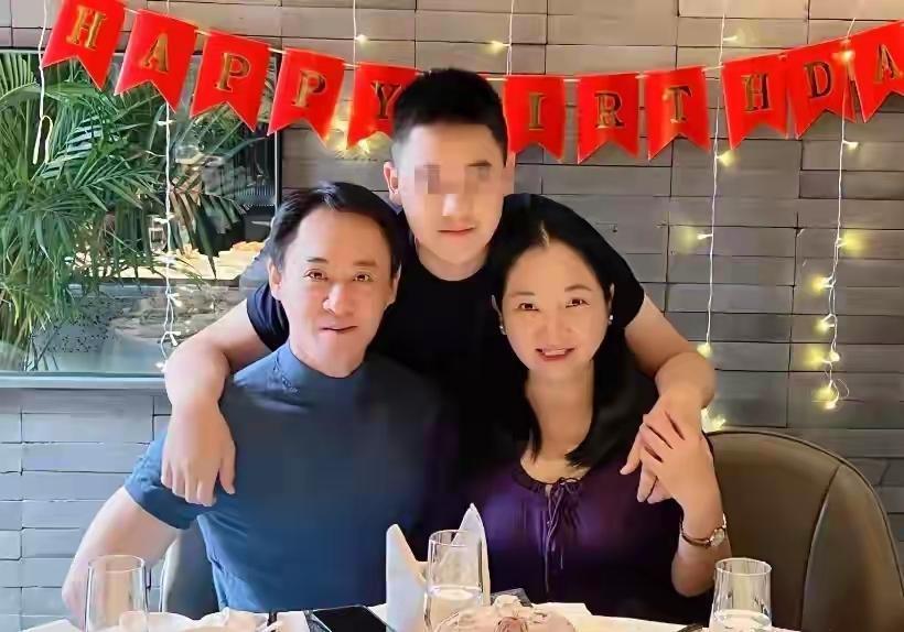 离了个大谱！修庆被爆出轨女助理，还在背后狂骂女方丑，称妻子知情，并不反对？

这