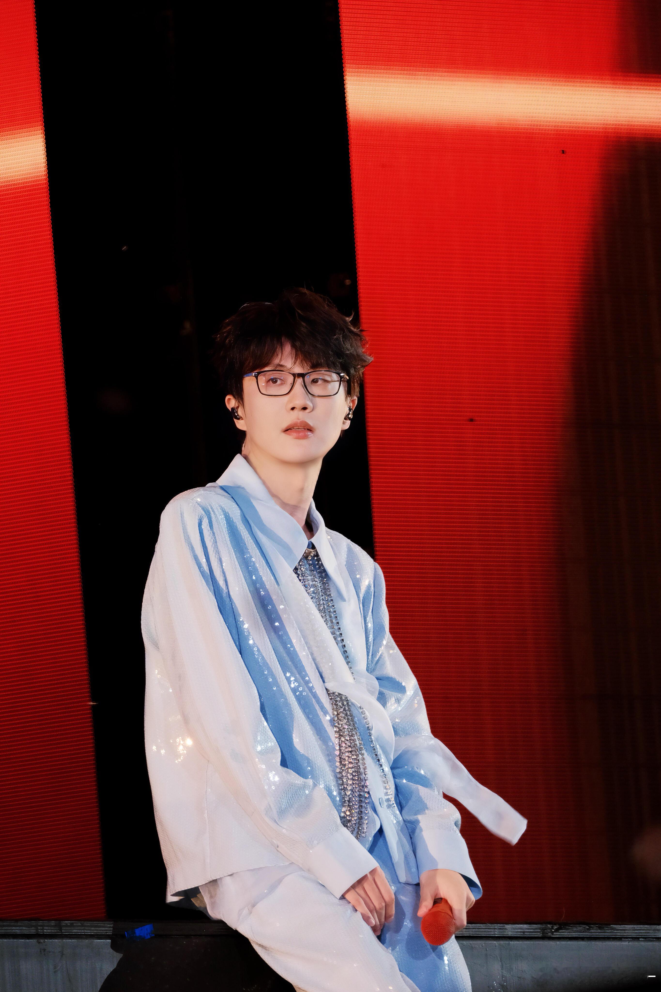 许嵩回应粉丝喊脱掉衣服演唱会爆笑名场面来了😂全场粉丝集体起哄喊脱掉，许嵩玩梗接