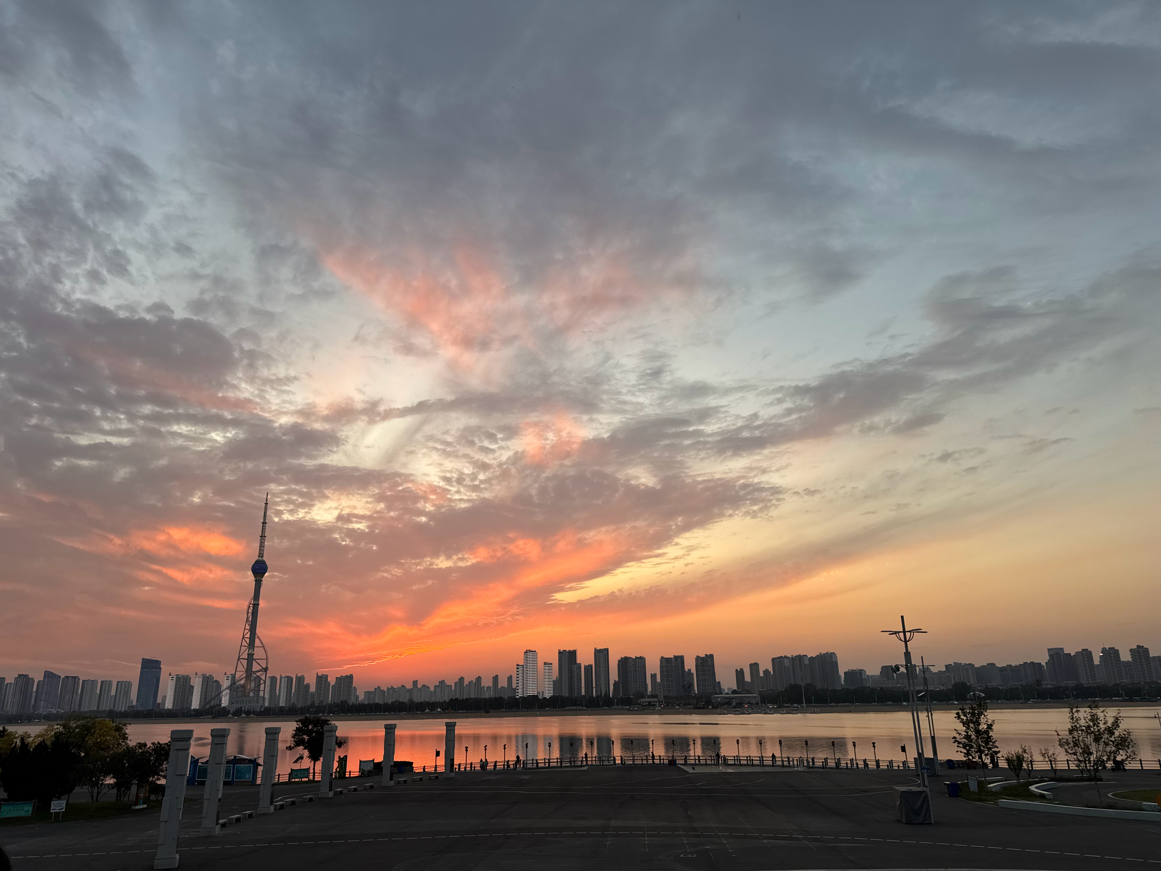 理解为什么大家爱饭后散步了很喜欢和朋友一起散步，一起聊着天说说心里话，环境很安静