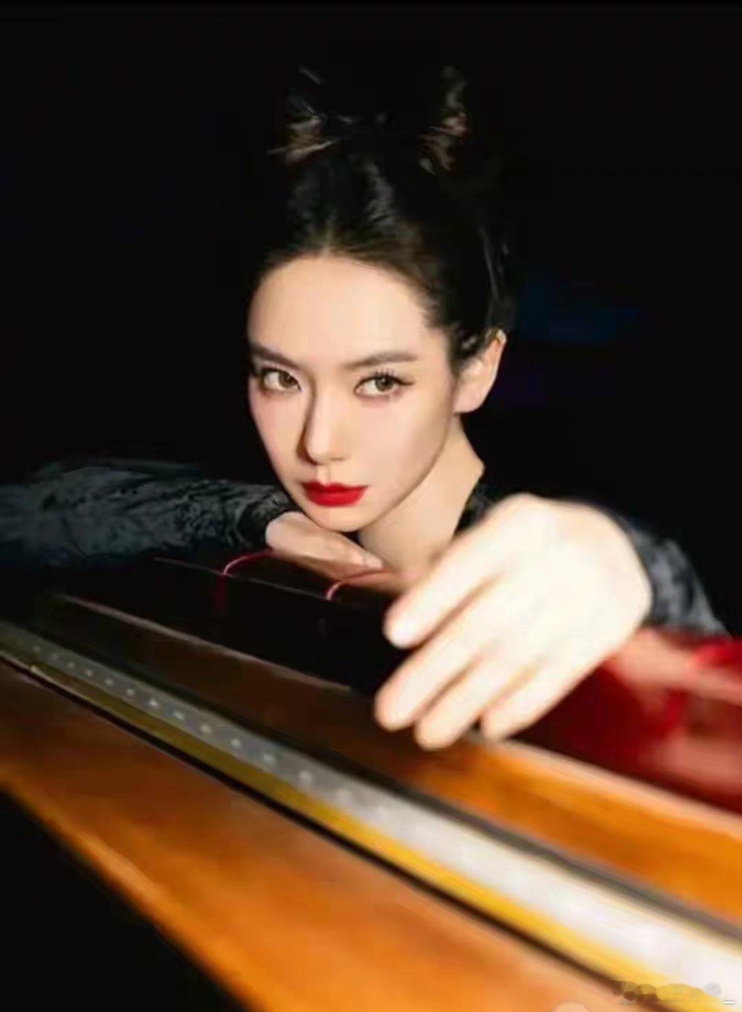 戚薇时尚界的宠儿，自信与优雅的化身。她的每一次亮相都如同精心雕琢的艺术品，无论是