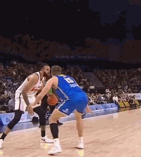 这是NBA退役中锋麦基的控运技术过人扣篮一气呵成！中国最强NBA状元巅峰时期的姚