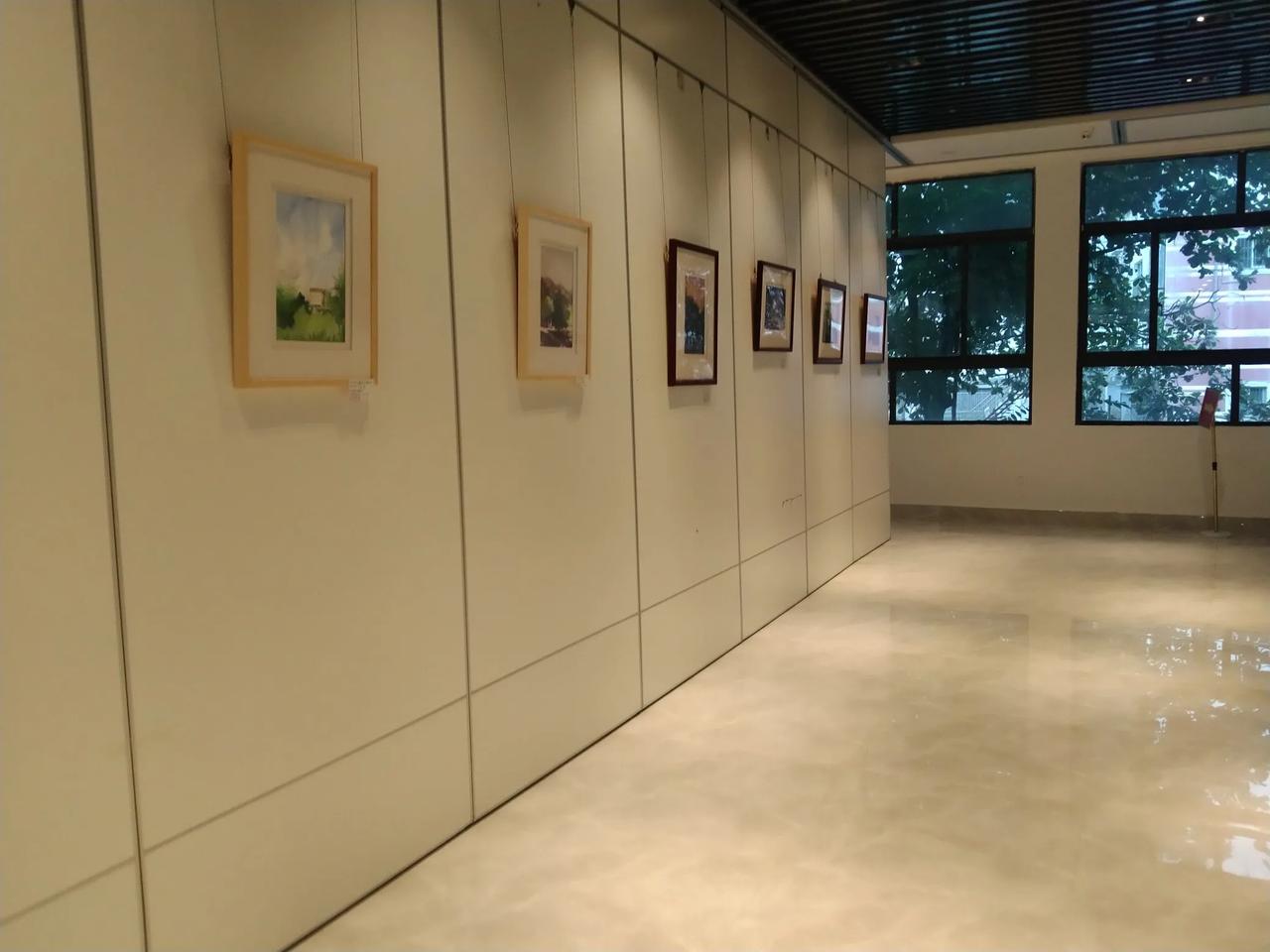 下午带孩子去检查视力，
没啥问题，
我们就去图书馆还书，
恰缝图书馆开办画展，