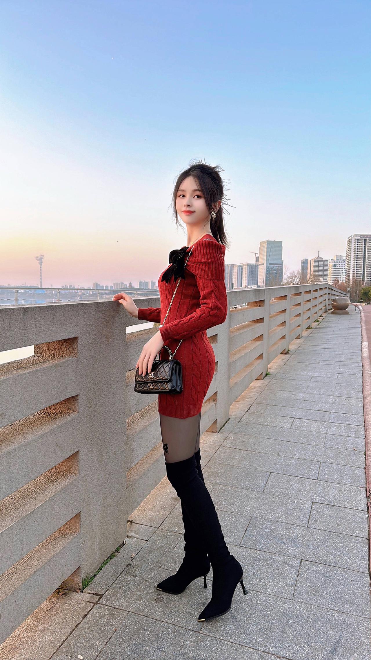 “天气说变就变，关系说淡就淡，感情说散就散，现实生活中，谁会陪谁到永远，谁又会把