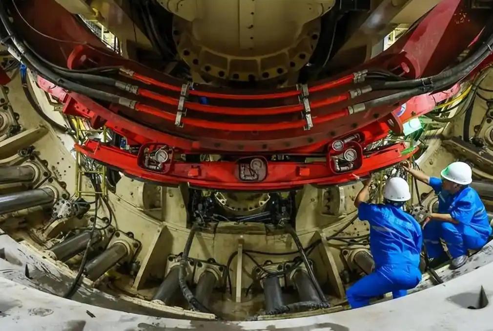 当年那台德国盾构机，修要100万，不修又怕出事，结果中国工程师拆开一看——根本不