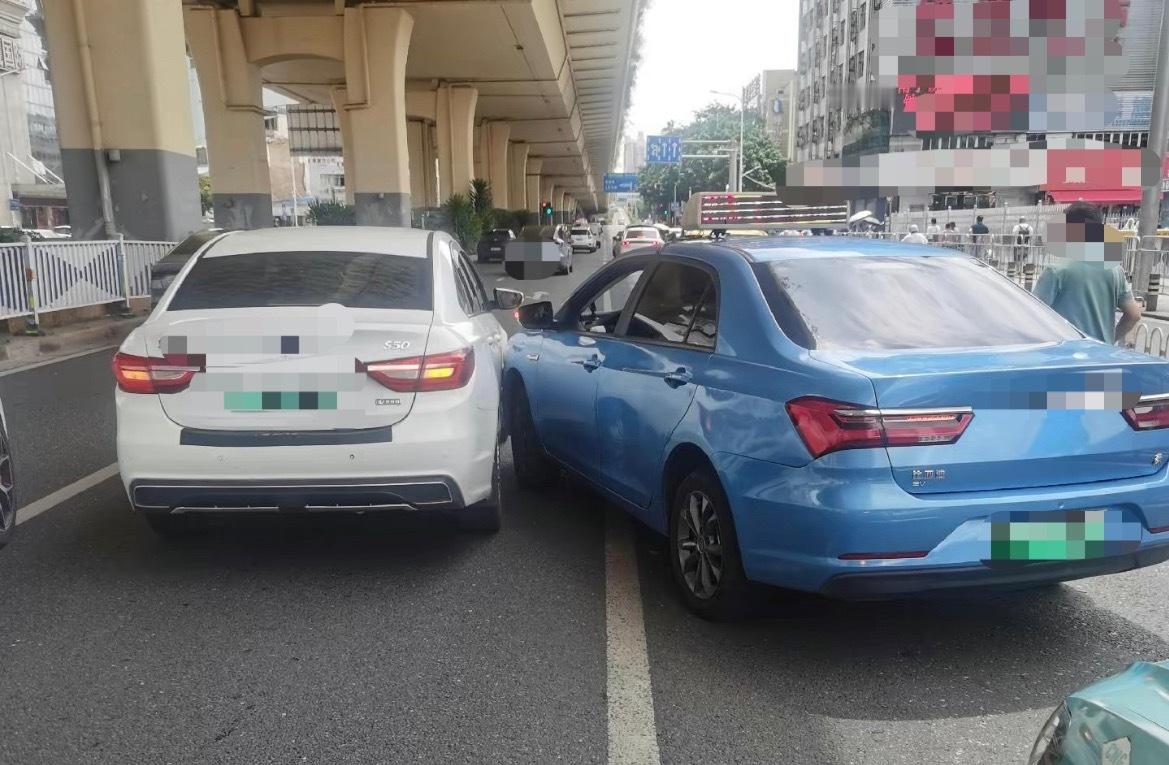【南宁火车站门口两辆新能源小车发生刮碰】8月6日，网友爆料称：南宁火车站门口路段