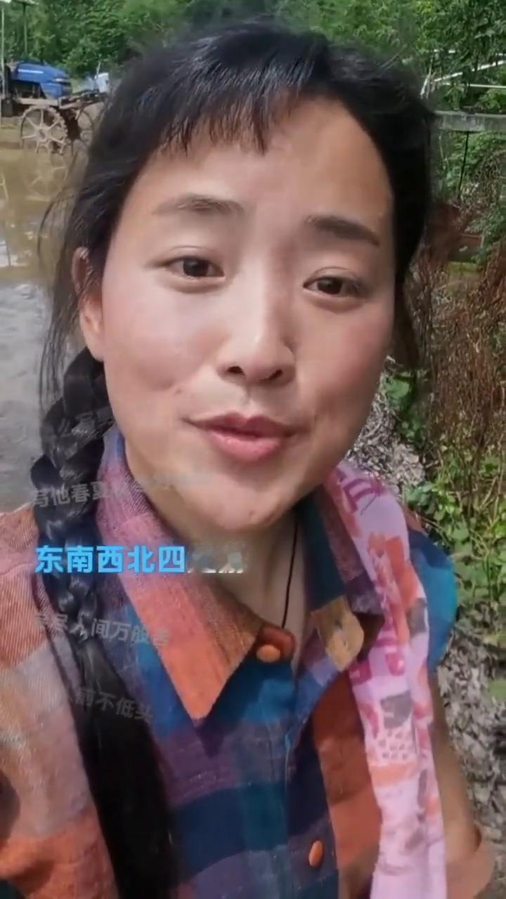 该怎么写男人？
·写他春夏秋冬为钱愁，东南西北四处游。尝尽人间万般苦，只为人前不