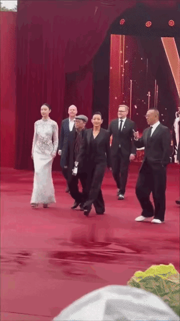 陈冲和姜文自带大佬气质，在他俩面前，“红毯女王”倪妮的气质都弱了好多 ​​​
