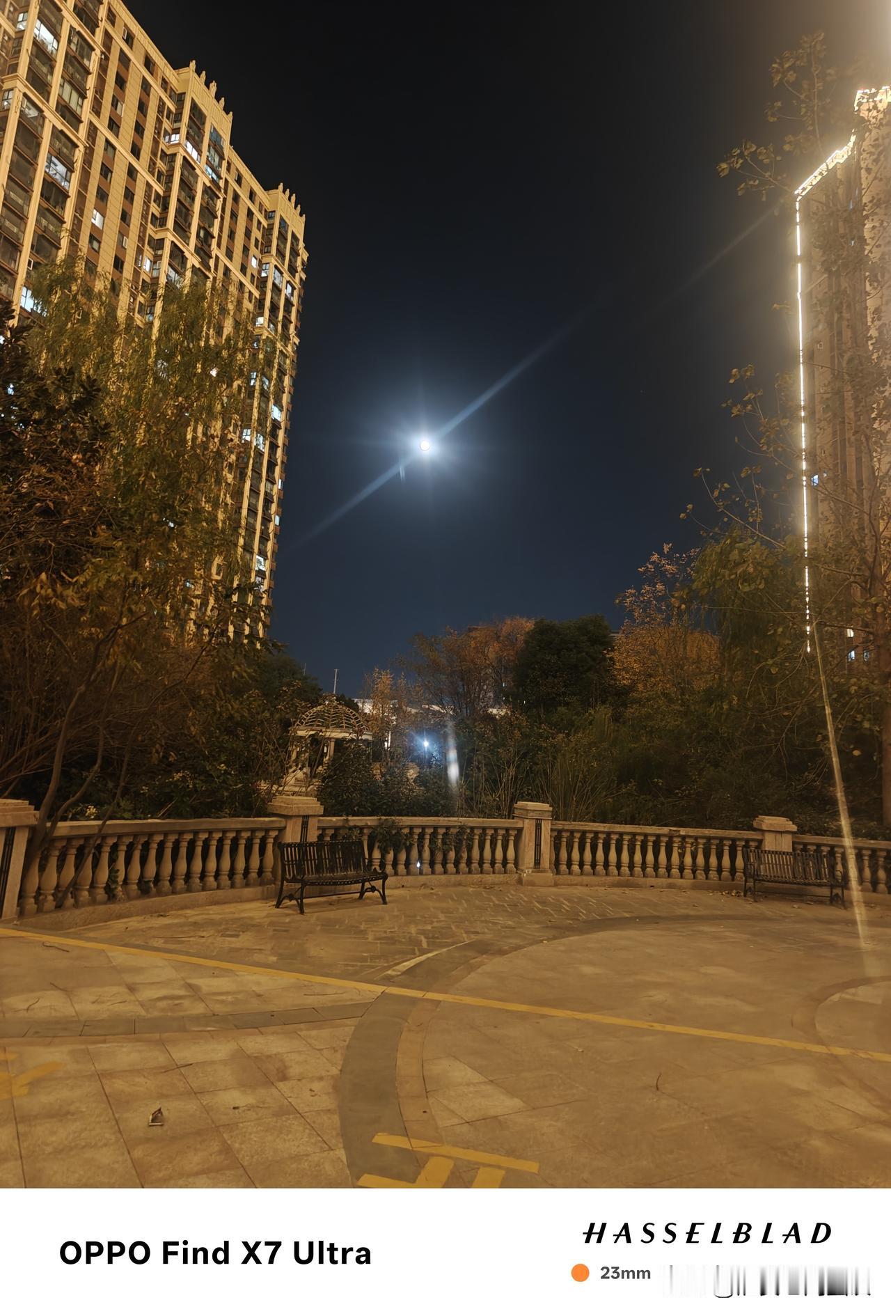 冬日生活打卡季 今晚这月亮，那叫一个圆，就跟玉盘似的挂在天上。想起那首《七律·超