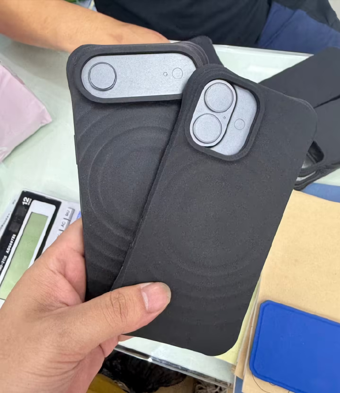 iPhone17系列裸机看着还行，套上手机壳之后又感觉不好看了[无聊] ​​​