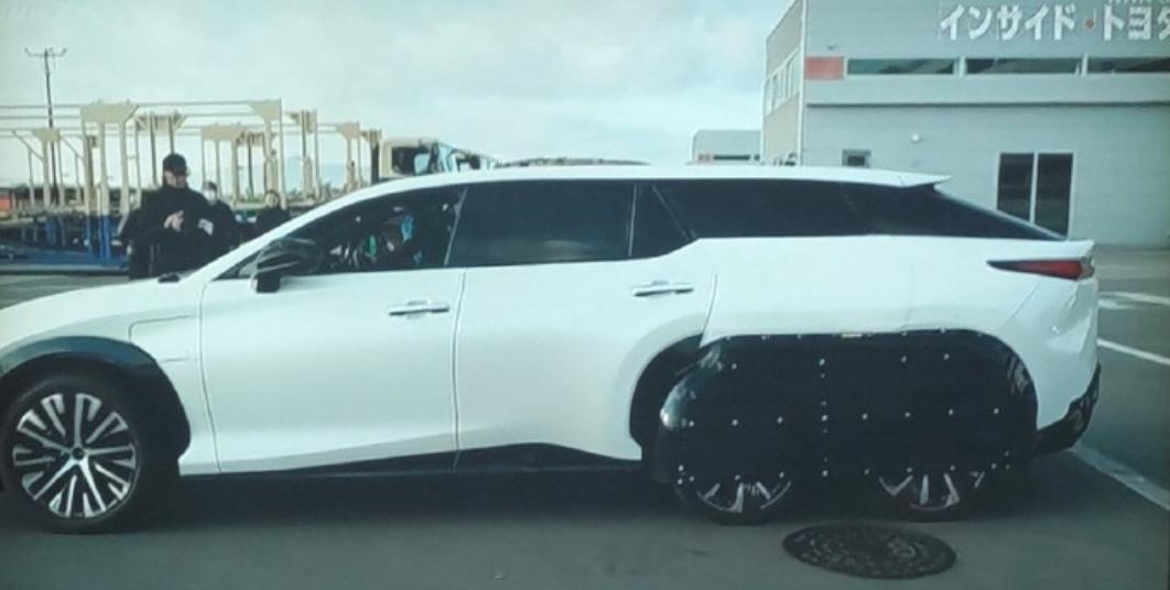 雷克萨斯新 LS 的测试原型车，6 轮瓦罐吗？有点意思...42how雷克萨斯L